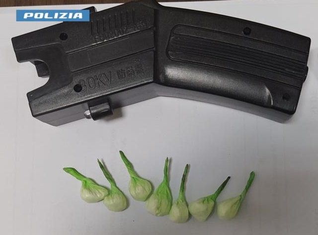 In giro con taser e droga, denunciato un 21 enne rumeno