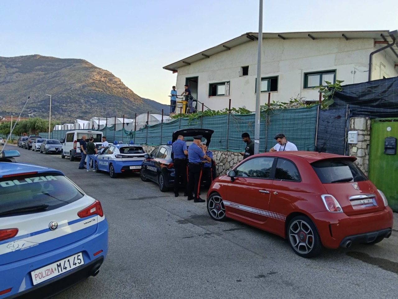 Sgomberato un insediamento abusivo: identificate 72 persone e accertati affitti in nero e allacci illegali