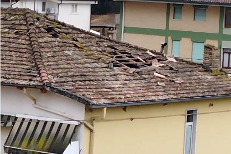 Tetto scoperchiato da una tromba d’aria, attacco all’Ater: “Nessun sopralluogo, ritardi inaccettabili”