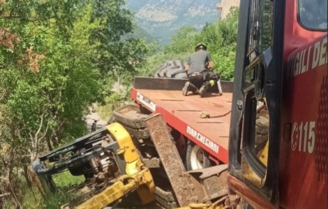 Trattore si ribalta, strada chiusa al traffico