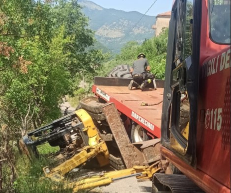 Trattore si ribalta, strada chiusa al traffico