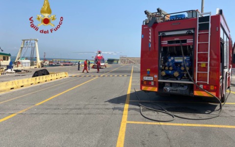 Catamarano in fiamme al largo di Tor San Lorenzo, due velisti romani feriti