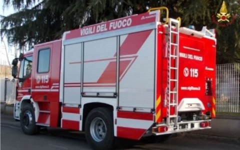 Auto a fuoco all’alba, intervento dei vigili del fuoco