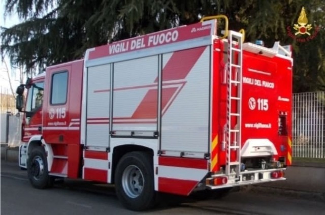 Incendio, evacuato il parco acquatico