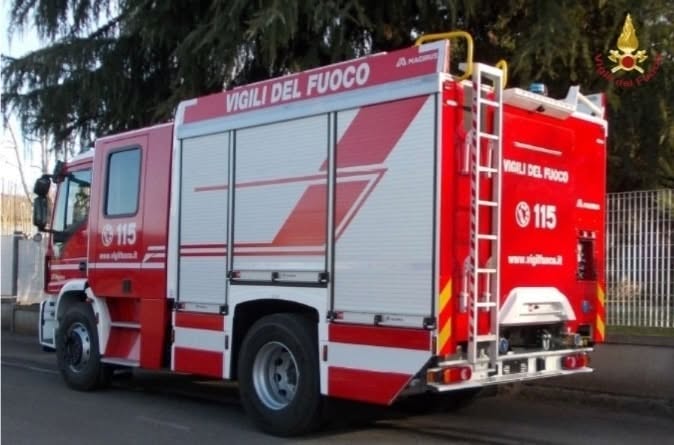 Auto a fuoco all’alba, intervento dei vigili del fuoco