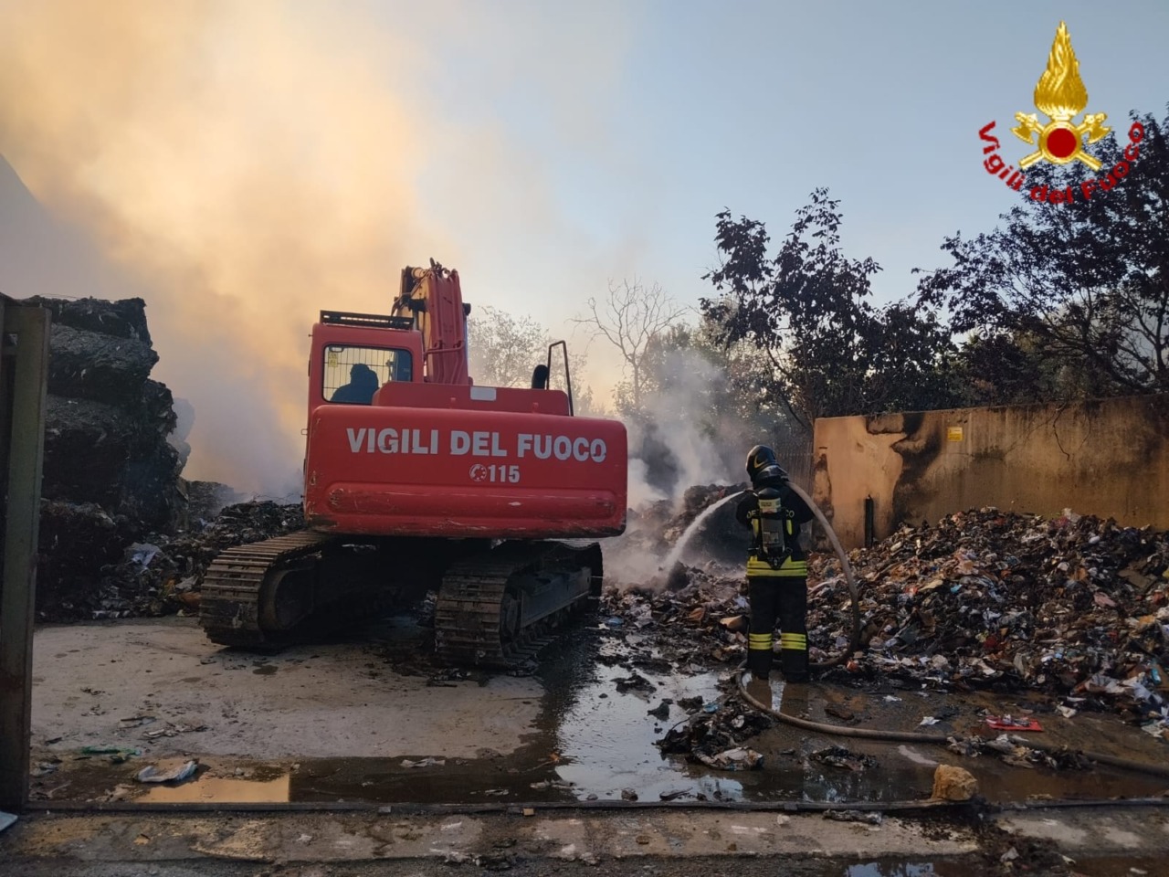 Il maxi incendio alla Remat non è ancora domato, seconda notte di lavoro per i vigili del fuoco
