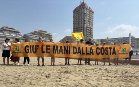 Goletta Verde con lo striscione “Giù le mani dalla costa”: appena il 10% del litorale sabbioso è libero