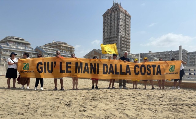 Goletta Verde con lo striscione “Giù le mani dalla costa”: appena il 10% del litorale sabbioso è libero