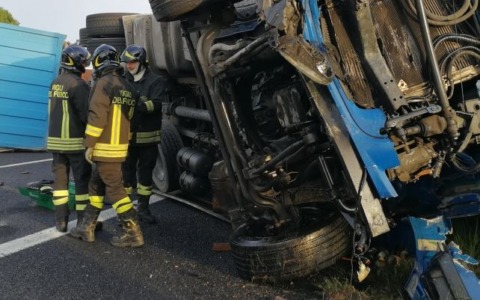 Tragedia in A1: scontro tra un camion e un’auto, muore il conducente del tir