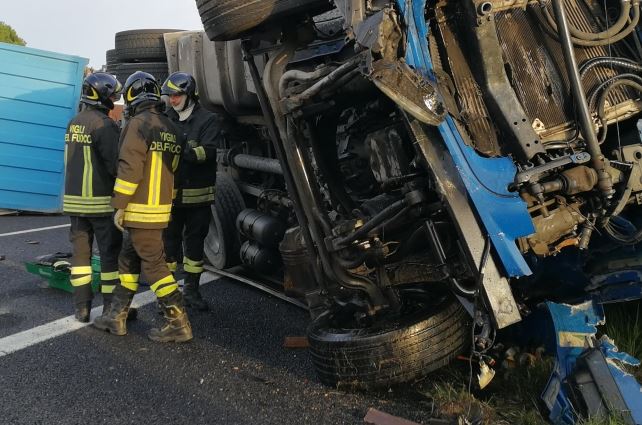 Tragedia in A1: scontro tra un camion e un’auto, muore il conducente del tir