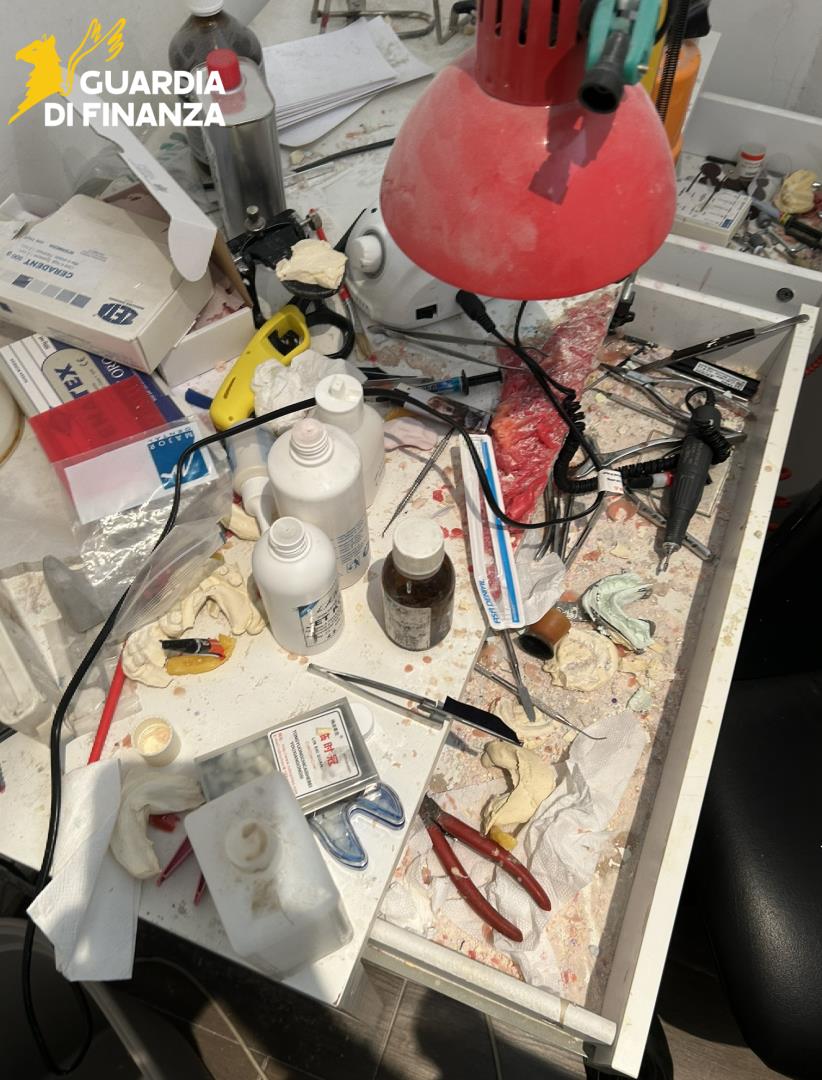 Scoperto e sequestrato studio odontoiatrico abusivo, denunciato falso dentista