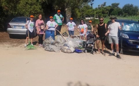 Pulizia alla spiaggia Tumulito. Presenti anche due Assessori