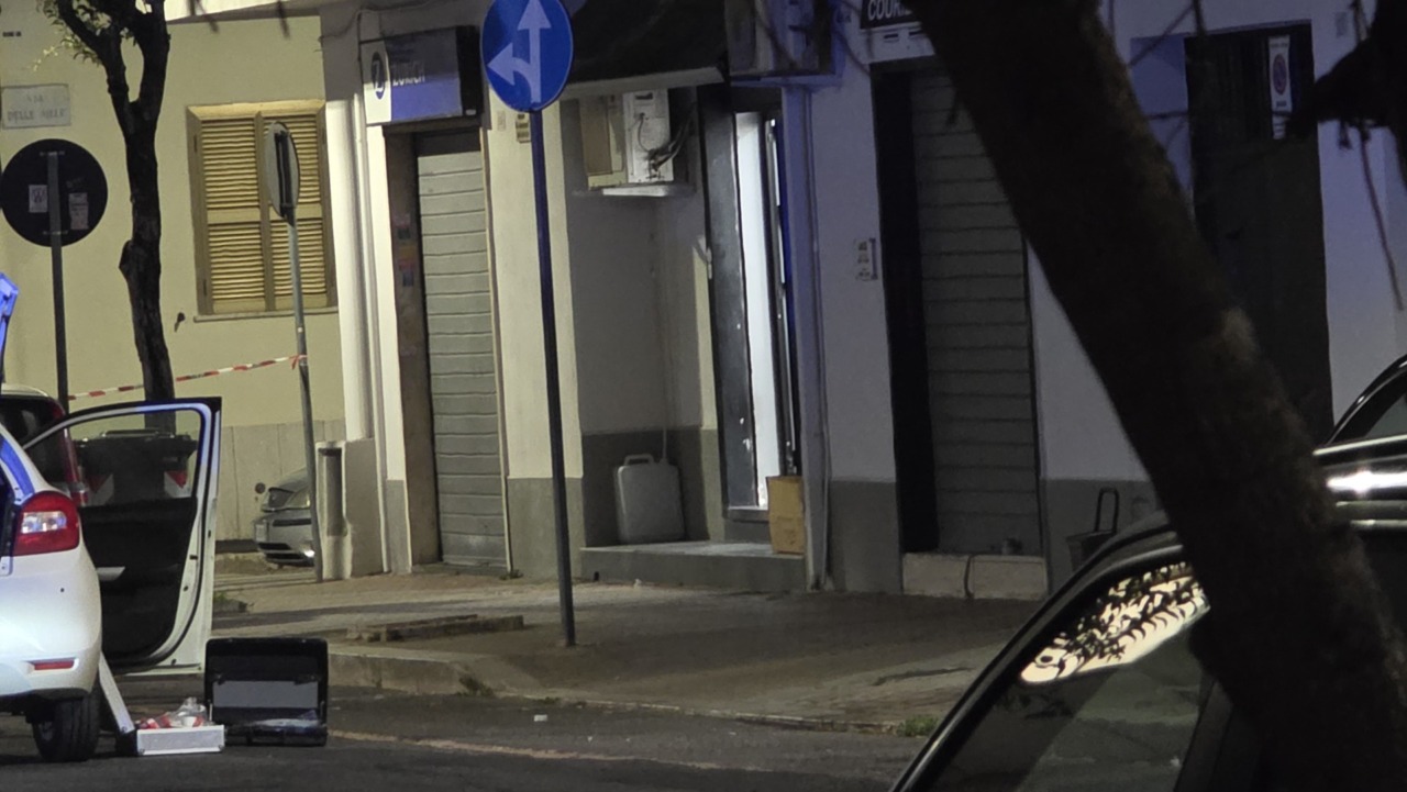 Spari in centro, colpi contro la serranda di un barbiere