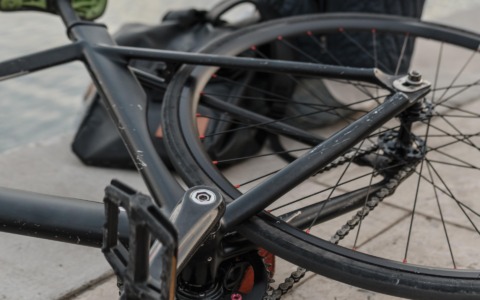 Investo in bici da un’auto, grave un 30enne