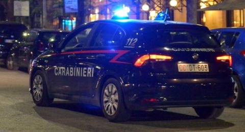 Vede i Carabinieri, getta la droga dall’auto e sperona la macchina dei militari. Arrestato 22enne