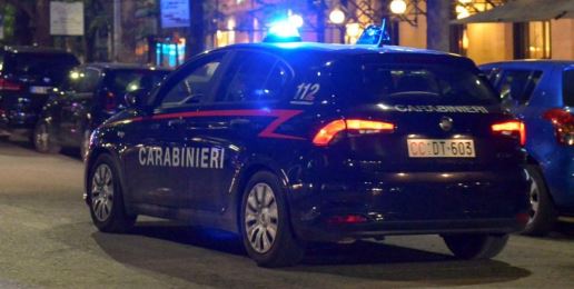 Vede i Carabinieri, getta la droga dall’auto e sperona la macchina dei militari. Arrestato 22enne