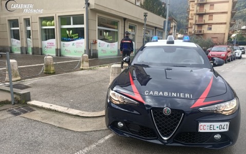 Viola il divieto di avvicinamento e tenta la fuga, arrestato