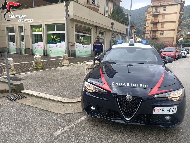 Viola il divieto di avvicinamento e tenta la fuga, arrestato