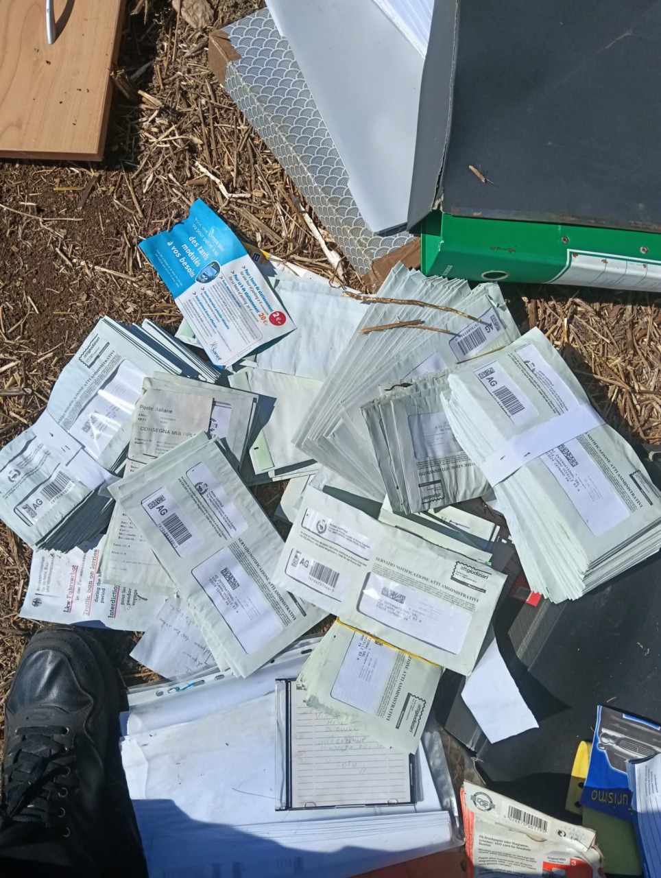 Scoperta maxi discarica abusiva, tra i rifiuti atti della Polizia Locale di Roma Capitale e lastre di eternit / FOTO