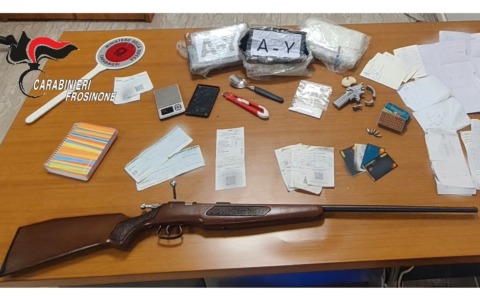 Sequestrati due chili di cocaina e armi, quattro arresti