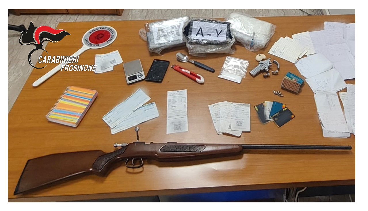 Sequestrati due chili di cocaina e armi, quattro arresti