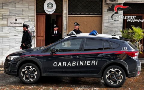 Con un’auto senza targhe investe un uomo e fugge, rintracciato e denunciato