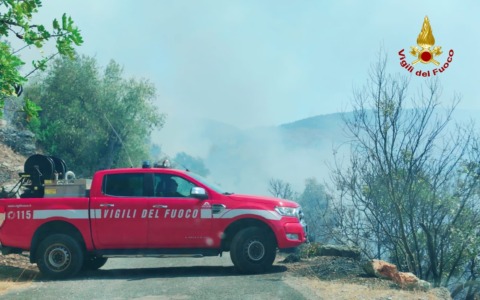 Caldo e siccità alimentano i roghi, brucia la montagna