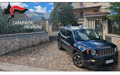Si disfa più volte del braccialetto elettronico e finisce in carcere