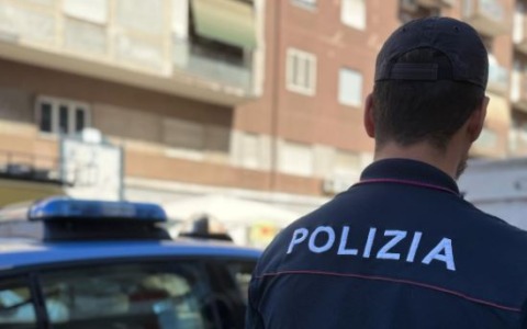Donna uccisa a coltellate dal marito