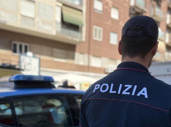 Donna uccisa a coltellate dal marito