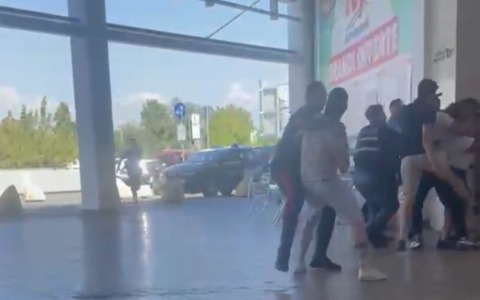 Aprilia 2, violenta rissa tra bande rom nel centro commerciale: panico tra clienti e negozianti