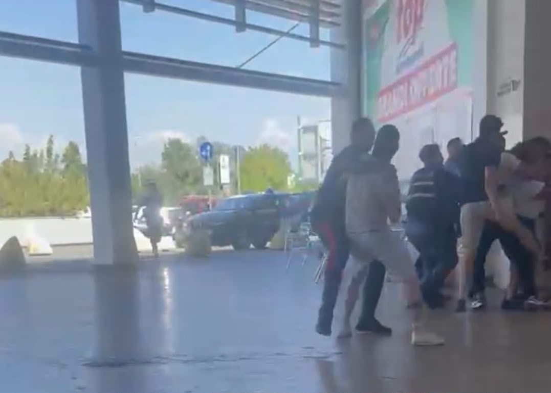 Aprilia 2, violenta rissa tra bande rom nel centro commerciale: panico tra clienti e negozianti