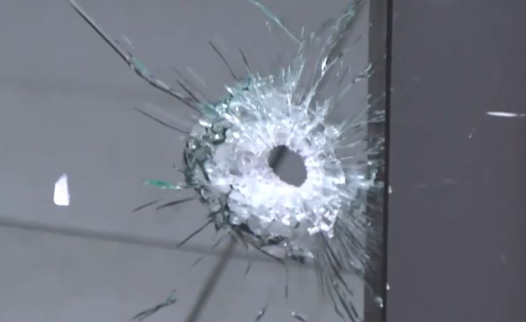 Spari nella notte contro un portone in via Londra