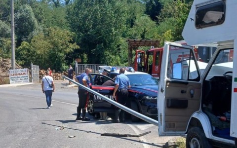 Rapina al Conad, cassiere minacciato con la pistola: arrestata ladro in fuga in camper