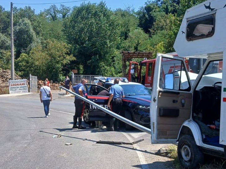Rapina al Conad, cassiere minacciato con la pistola: arrestata ladro in fuga in camper