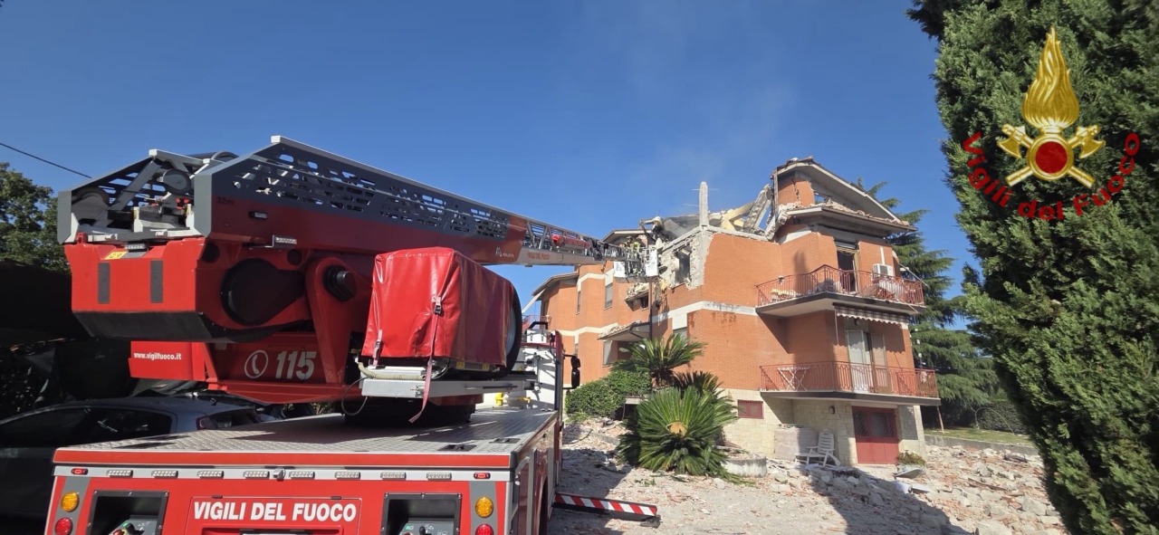 Esplosione nella palazzina, restano gravi