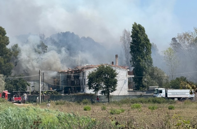 Incendio a Borgo Sabotino, le fiamme minacciano l’ex Bamboo: residenti fuggiti da casa