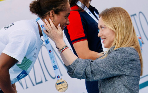 Dalle estati dai nonni all’oro europeo: cittadinanza onoraria per Sara Curtis