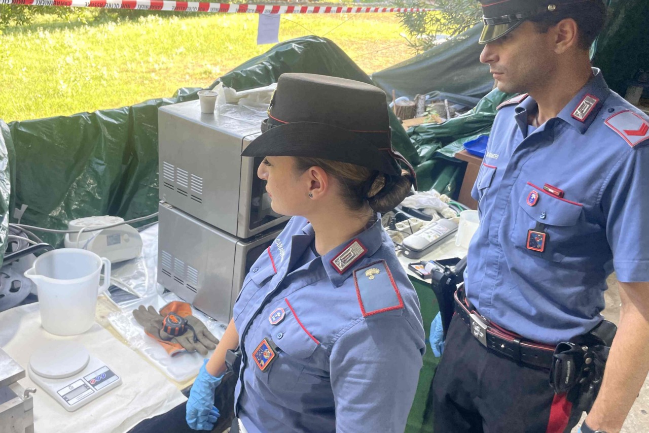 Raffineria di cocaina nelle campagne, arrestate 5 persone e sequestrati oltre 28 kg di stupefacente, denaro e beni di lusso