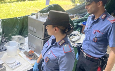 Raffineria di cocaina nelle campagne, arrestate 5 persone e sequestrati oltre 28 kg di stupefacente, denaro e beni di lusso