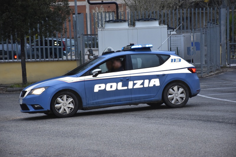 Controlli in piazza Scacchi, sequestrato hashish, segnalata una ventenne