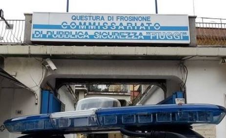Aggredisce la compagna in strada con calci e pugni, denunciato