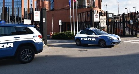 Lite in famiglia per i consumi della lavatrice: la Polizia interviene e sequestra un martello, denunciato un anziano