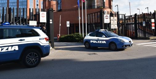 Lite in famiglia per i consumi della lavatrice: la Polizia interviene e sequestra un martello, denunciato un anziano