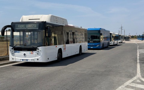 Bus fermi per la manifestazione dei lavoratori Csc, arriva la diffida del Comune