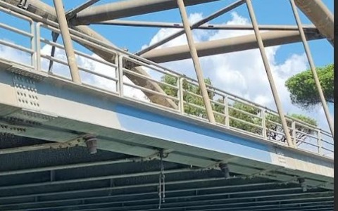 Rimossa la scritta offensiva sul ponte, la ferma condanna del Sindaco