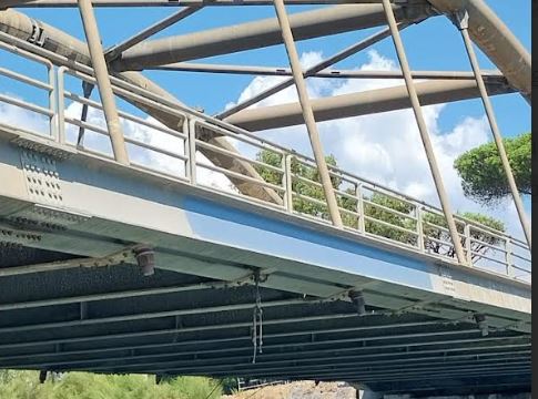 Rimossa la scritta offensiva sul ponte, la ferma condanna del Sindaco