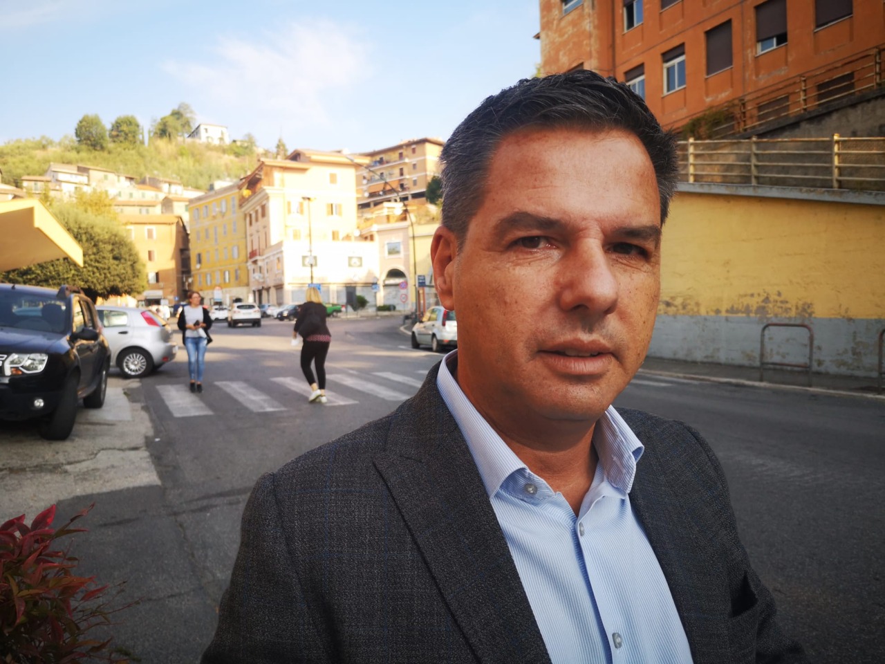 Uomo in escandescenze per tre ore ferisce il sindaco e tre agenti