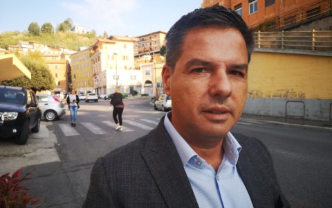 Uomo in escandescenze per tre ore ferisce il sindaco e tre agenti