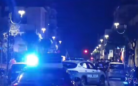 Spari in centro, colpi contro la serranda di un barbiere